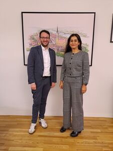 Projektleiterin Aslihan Gebhart beim Besuch in Vilshofen mit Bürgermeister Florian Gams, um über die Generalsanierung Obertraubling–Passau zu informieren.
