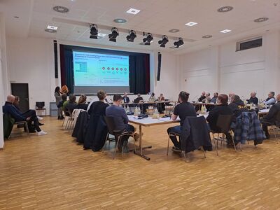 Leiterin der Generalsanierung Obertraubling–Passau Aslihan Gebhart präsentiert vor Stadträten in Osterhofen die Planungen zur Generalsanierung 2026.