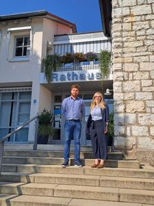 Bürgermeister Andreas Steiner und DB-Leiterin Maria Söylemez in Seubersdorf auf der Treppe vor dem Rathaus.