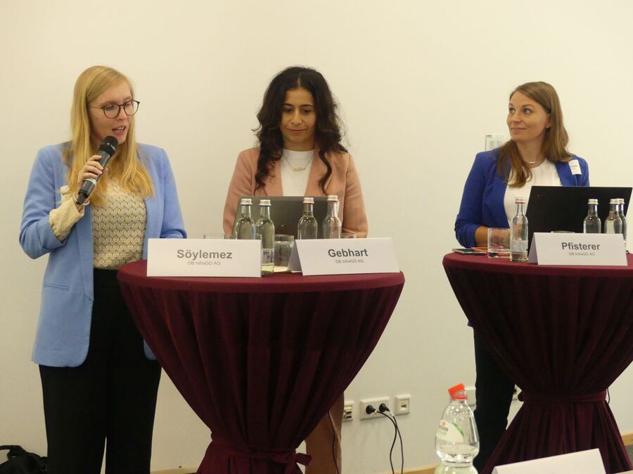 Drei Projektleiterinnen der DB bei der IHK-Veranstaltung in Regensburg, um über den aktuellen Planungsstand der Generalsanierungen in Bayern zu informieren.